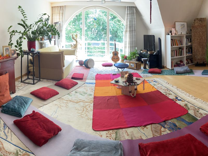 A living room arranged for a circle