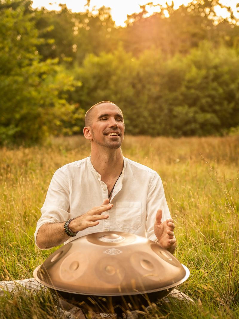 Jorn Ayan playing handpan
