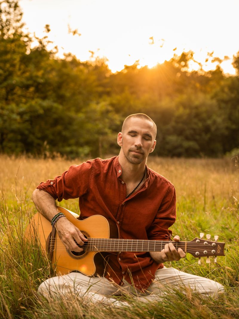 Jorn Ayan performing live